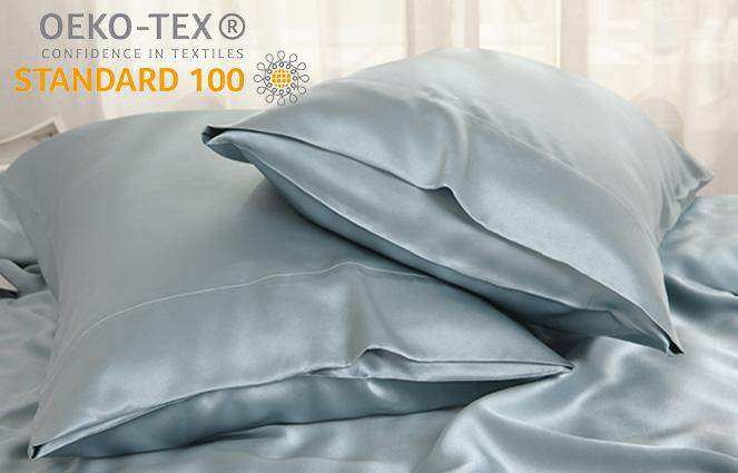 funda de almohada de seda sobre